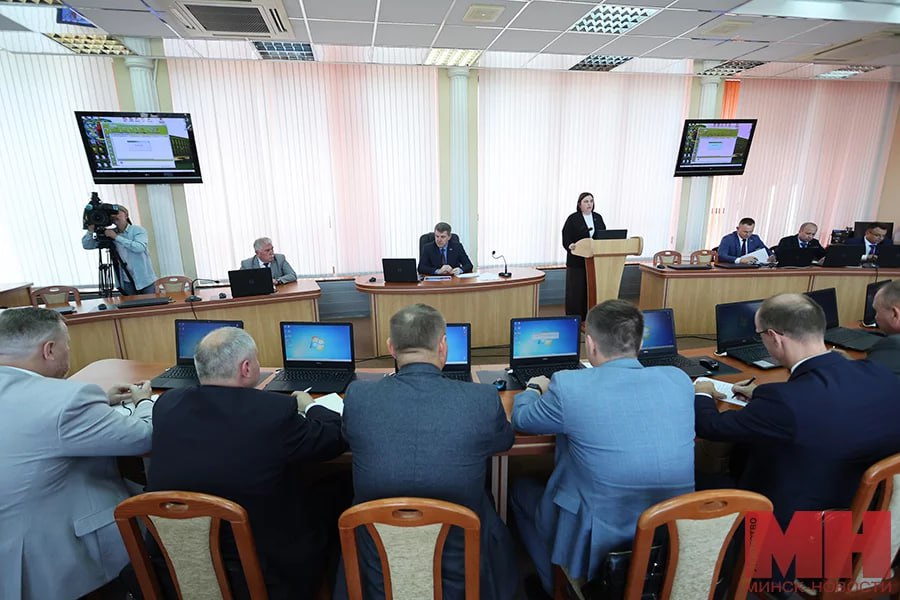 В столице будет усилен контроль за оплатой парковок Число зарегистрированных автомобилей в Минске приближается к миллиону рассказал председатель Мингорисполкома Владимир Кухарев Соответственно актуальным остается вопрос беспрепятственного перемещения транспорта особенно в центре города Решить эту задачу можно при помощи новых технологий и видеонаблюдения в частности Гендиректор объединения Гаражи автостоянки и парковки Андрей Зырянов рассказал что в столице активно внедряют новые инструменты контроля за оплатой парковок Для фиксации нарушений будут использоваться видеокамеры Белтелекома мобильные комплексы типа Паркрайт а также планшеты у контролеров парковок Минск Новости MINSKNEWS BY Telegram Viber FB VK Inst TikTok YouTube