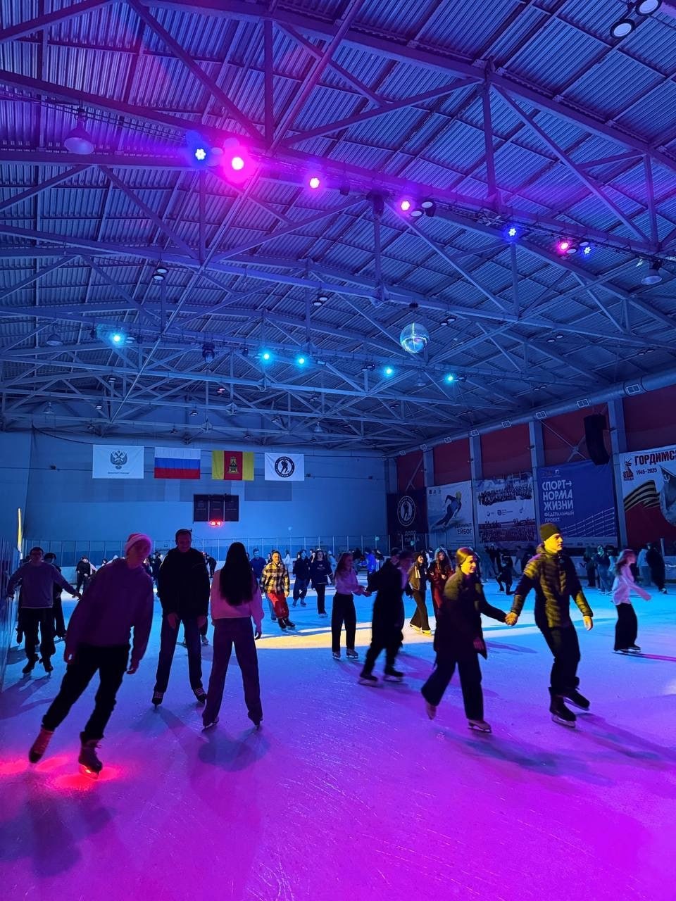 25 января в День российского студенчества Татьянин день студенты колледжей и вузов Верхневолжья могут принять участие в бесплатных массовых катаниях на коньках Бесплатный вход по студенческим билетам 25 января будет организован в Твери с 16 00 до 17 00 в спорткомплексе Юбилейный с 19 15 до 20 15 в СЛК Кристалл а также в комплексе Орбита с 15 15 до 16 15 по пригласительным билетам предоставленным вузами в муниципальных образованиях в СЛК Старица с 19 00 до 20 00 в спорткомплексе Арктика в Кимрах с 18 30 до 19 30 на площадках СЛК Волга в Калязине с 17 00 до 18 00 СЛК Орион в Бологое с 16 00 до 17 00 СЛК Конаковский лед с 12 00 до 13 00 и бежецкого ФОКа Коралл Арена с 14 00 до 15 00 Такая акция в Тверской области проходит ежегодно Подписаться на Тверская область Официально в МАХ