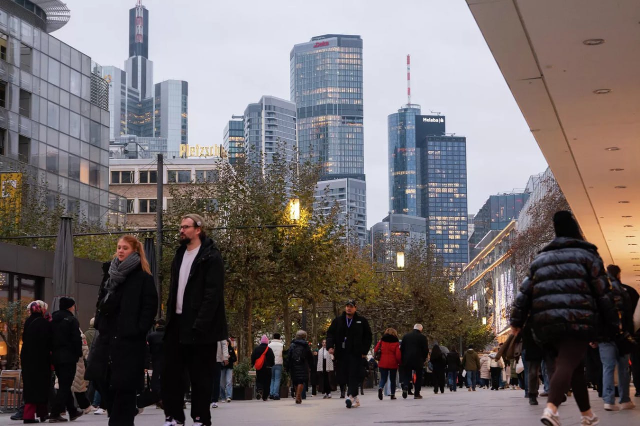 Немецкая экономика в данный момент переживает самый глубокий кризис за время существования ФРГ заявил глава союза промышленников Германии Петер Ляйбингер По его словам экономика страны находится в состоянии свободного падения а промышленность сталкивается с драматическим спадом производства Мы ожидаем падения производства на 2 в этом году что станет четвертым годом подряд снижения промышленного производства Это не конъюнктурный а структурный спад Подписаться на РИА Новости экономика Все наши каналы