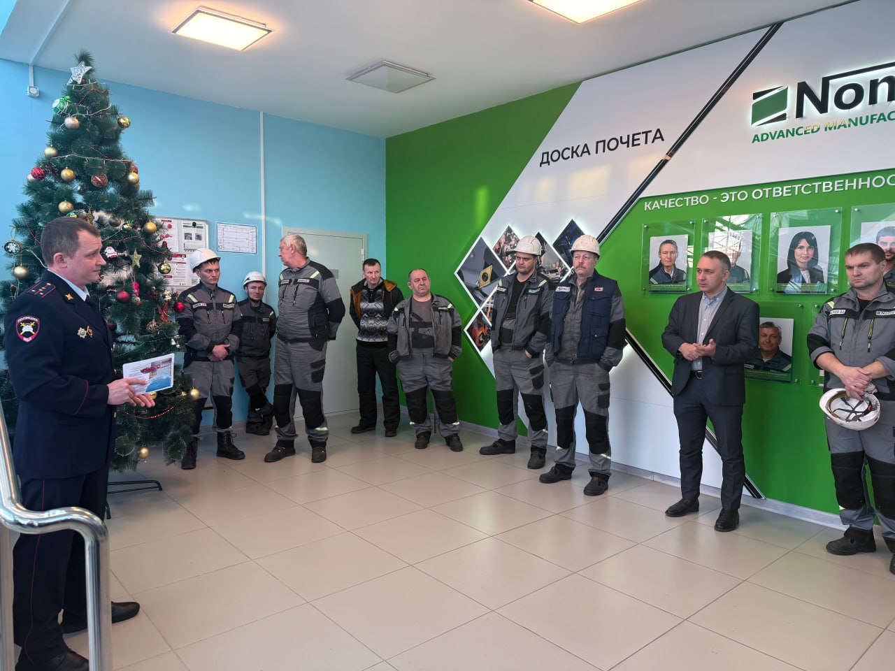 В Ноябрьске автоинспекторы провели информационно пропагандистскую работу с водителями разъяснив порядок оформления ДТП без участия полиции Сотрудники Госавтоинспекции подчеркнули что самостоятельное оформление ДТП возможно при соблюдении следующих условий отсутствие пострадавших отсутствие ущерба третьим лицам или их имуществу отсутствие повреждений инфраструктуры участие только двух транспортных средств наличие у обоих участников полисов ОСАГО Водители задали вопросы на которые получили квалифицированные ответы В завершение участникам вручили памятки по оформлению ДТП содержащие информацию о необходимости фотофиксации обстоятельств аварии Подписаться на Госавтоинспекцию Ямала мвдроссии полиция гибддянао гибдд янао ноябрьск