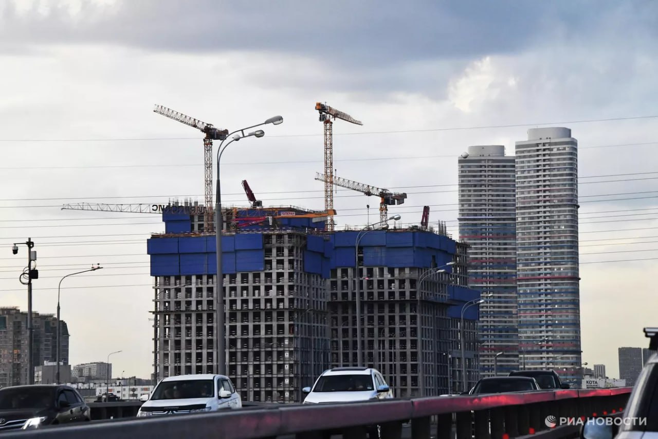 Россияне все реже инвестируют в недвижимость рассказал РИА Новости директор инвесткомпании Флип Евгений Шавнев Доля квартир купленных россиянами в инвестиционных целях по итогам прошлого года составила 28 против 33 в 2024 году и 38 в 2023 году Причины рост ключевой ставки и ужесточение программ льготного кредитования Подписаться на РИА Новости экономика Все наши каналы