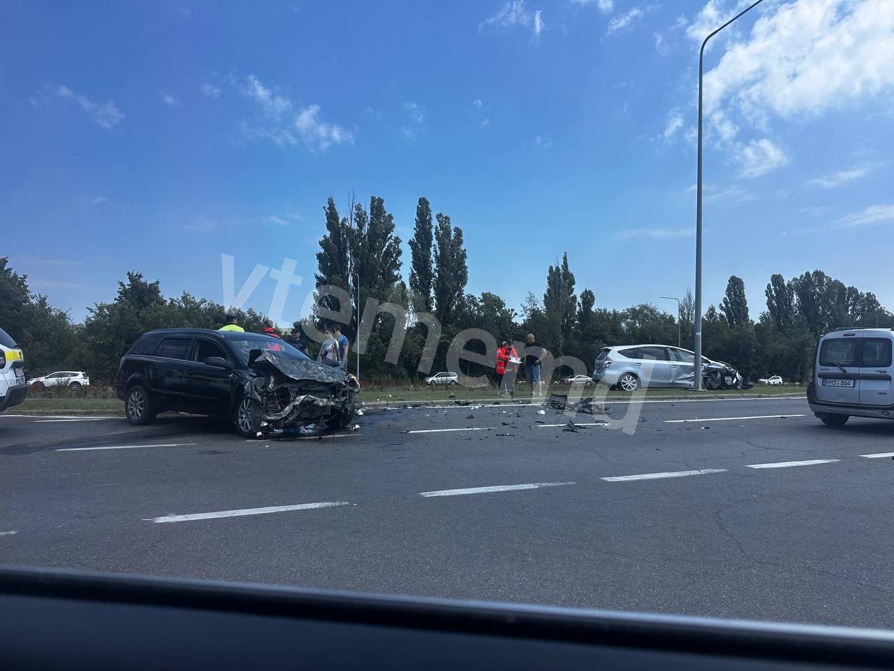 ДТП возле Международного аэропорта Кишинева Очевидцы сообщают, что есть пострадавшие, в том числе дети. Источник: vtememd