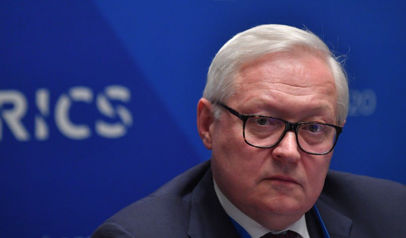 Заместитель министра иностранных дел России Рябков выразил надежду что в ближайшие недели состоится контакт с Соединёнными Штатами касающийся вопросов вызывающих взаимные трения