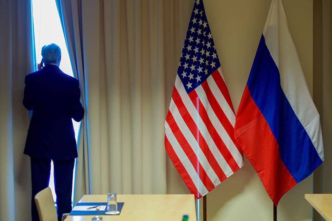 Россия рассчитывает возобновить переговоры с США — по визам и прямым рейсам. Об этом заявил посол РФ в Вашингтоне Александр Дарчиев — это его первое интервью после назначения. Прямые рейсы между странами прервались в 2022 году после взаимного закрытия воздушного пространства. Теперь Москва хочет вернуть сообщения, но дипломат называет это «многоаспектным делом», которое потребует отдельного диалога с участием авиационных властей. Переговоры рассчитывают запустить «в ближайшее время». Отдельная тема — визы. Сейчас россиянам приходится подавать документы в третьих странах и ждать по году, без гарантии результата. «Наши граждане вынуждены выезжать в третьи страны, чтобы подать документы и встать в очередь на приём американским консулом с негарантированным результатом. Пришло время вернуться к нормальности в этом аспекте», - заявил Дарчиев. Также Россия настаивает на снятии ограничений для сотрудников дипмиссий, которым теперь запрещено выезжать за пределы 25 миль от посольства. Разговоры по этим темам ведутся уже больше трёх месяцев — но реального прогресса пока нет.