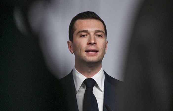 Лидер французского Национального объединения Жордан Барделла призвал к созданию союза правых сил выступающих против политики Эммануэля Макрона Я хочу протянуть руку сиротам правых сил правым политикам которые не растворились в макронизме сказал Барделла в субботу в интервью телеканалу BFMTV Интервью состоялось в преддверии голосования по доверию правительству Франсуа Байру которое состоится 8 сентября в Национальном собрании Франции Депутаты от Национального объединения намерены проголосовать за отставку правительства Байру Фото NurPhoto via Getty Images interfaxonline