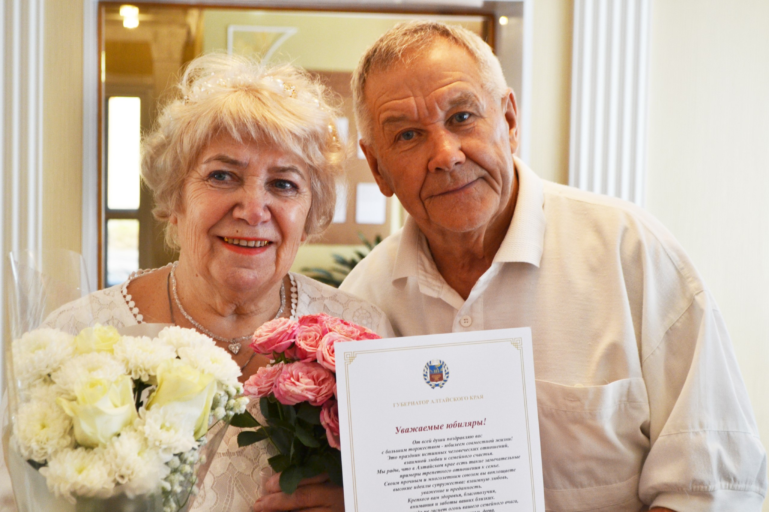 Фотография объединила сердца супруги Ельчины отметили золотую свадьбу В Каменском секторе ЗАГС золотой юбилей семейной жизни отметили супруги Ельчины Вениамин Николаевич и Наталья Николаевна 50 лет рука об руку они идут вместе рядом В семье Ельчиных трое детей и шестеро внуков Познакомились супруги в городе Бердске Новосибирской области Наталья приехала туда учиться а Вениамин уже работал фотографом Глава семьи всю трудовую деятельность посвятил фотографии Имеет звание Ветеран труда Алтайского края Наталья Николаевна с молодости полюбила фотографию Благодаря фотографии юбиляры начали совместный путь как семья и до сих пор занимаются любимым делом В кругу близких людей пара вспомнила свой первый семейный танец обменялась кольцами и поставила подписи в Книге записи юбиляров семейной жизни Сотрудник сектора ЗАГС вручила виновникам торжества поздравительный адрес Губернатора Алтайского края Виктора Томенко управлениеюстиции АК органыЗАГС АК