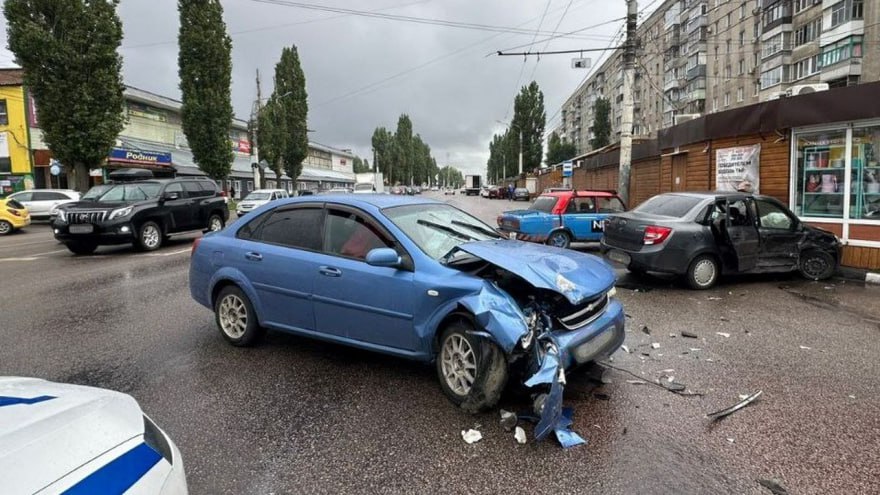 4 человека пострадали при столкновении легковушек на улице Новосибирской Авария произошла у дома №23/2 вчера. 63-летний водитель «Лады Гранты» врезался в Chevrolet Lacetti под управлением 21-летней автомобилистки. 25-летняя пассажирка «Лады» и 76-летняя пассажирка Chevrolet госпитализированы. Полиция проводит проверку.
