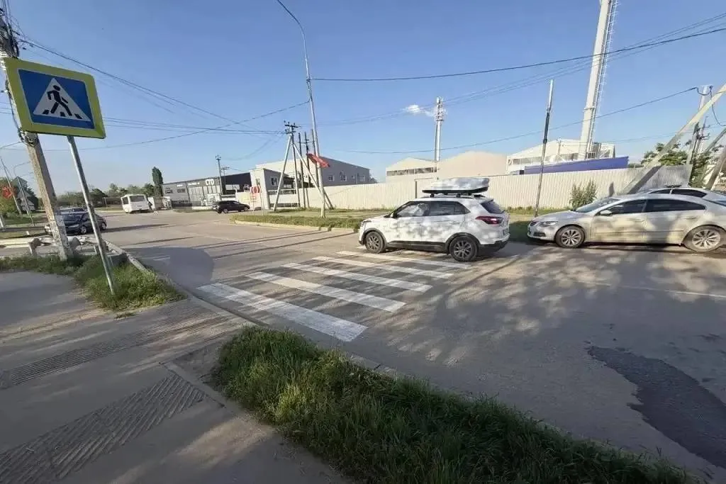 На Кубани водитель легковушки сбил двоих детей на пешеходном переходе Все произошло в поселке Южном Динского района вечером 10 мая Дети переходили дорогу по зебре на улице Мира 50 летний водитель автомобиля Hyundai Sonata не притормозил и сбил несовершеннолетних пешеходов Двое пострадавших детей доставлены в краевую больницу в Краснодар В момент ДТП несовершеннолетние находились в присутствии законного представителя По факту ДТП проводится проверка сообщили в Госавтоинспекции Динского района Подписаться на kpkuban Читать нас в MAX