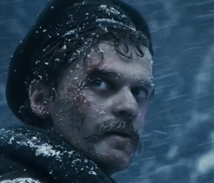 Вышел новый геймплейный трейлер отечественного экшена Война Миров Сибирь Компания 1C Game Studios представила на суд публики новый геймплейный ролик приключенческого экшена Война Миров Сибирь Его выход приурочен к началу выставки Comic Con Игромир 2025 В видео показали как главный герой игры пытается сбежать от смертоносного черного дыма а затем вступает в схватку с группой противников в ходе которой ему приходится продемонстрировать свои навыки рукопашного и стрелкового боя