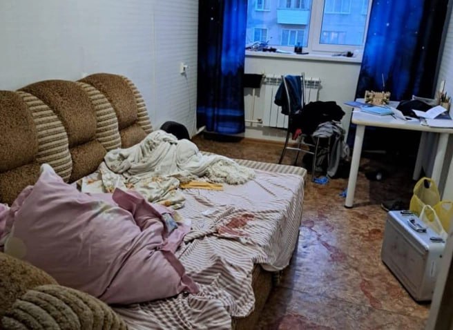 Житель Алтайского края убил новосибирского таксиста и лег спать на его диван  В Новосибирской области завершили расследование уголовного дела 75-летнего жителя Алтайского края, которого обвиняют по ч. 1 ст. 105 УК  убийство , - сообщили в  региональной прокуратуре.  Как установило следствие, пьяный пенсионер ехал в такси из Новосибирска в Барнаул. В пути мужчина заснул, поэтому водитель привез его к себе в Черепаново и оставил ночевать в машине.  Утром таксист пригласил проснувшегося престарелого пассажира в свою квартиру. Там они выпили и поссорились. А причиной конфликта стало то, что пенсионер не нашел в своих карманах деньги, которые у него были. Мужчина обвинил в краже водителя и зарезал его.  После горе-пассажир лег на диван таксиста и заснул.