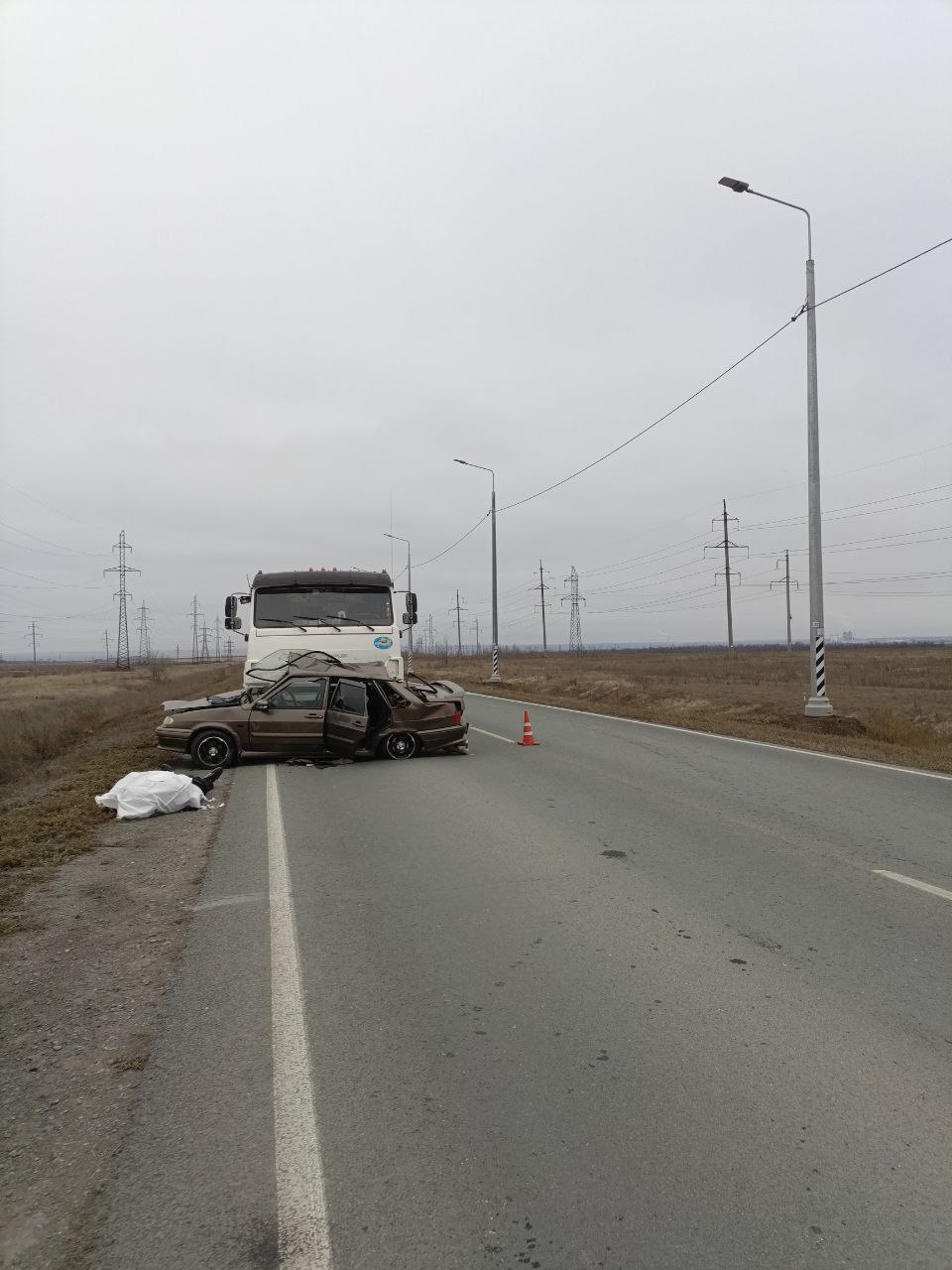 На трассе Оренбург Орск у Новотроицка произошло смертельное ДТП с грузовиком 37 летий водитель автомобиля ВАЗ 2115 примерно в 9 00 подъезжал в Новотроицку но не справился с управлением и въехал в КамАЗ Водитель легкового автомобиля скончался на месте до приезда скорой Фото Оренбургская Госавтоинспекция Урал56 Ру в MAX