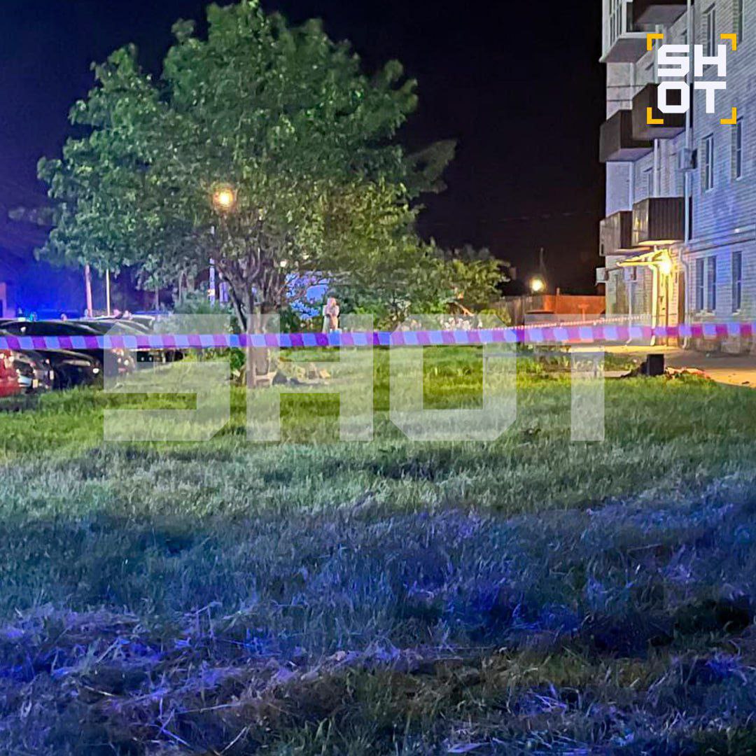 В результате взрыва гранаты в Ставрополе погибли два человека.  Как рассказали SHOT очевидцы, перед взрывом во дворе на улице Чехова на лавочке у дома сидели двое мужчин и распивали алкогольные напитки. Место инцидента по-прежнему оцеплено, экстренные службы продолжают свою работу.  UPD: «ЧП рядом с жилым домом по ул. Чехова 85/19, по предварительным данным,  произошел хлопок. В результате инцидента погибли двое мужчин. Видимых внешних повреждений жилого дома нет, пострадали несколько припаркованных рядом автомобилей, все экстренные службы города находятся на месте. В причинах произошедшего разбираются правоохранительные органы», — сообщил мэр Старополя Иван Ульяненко.