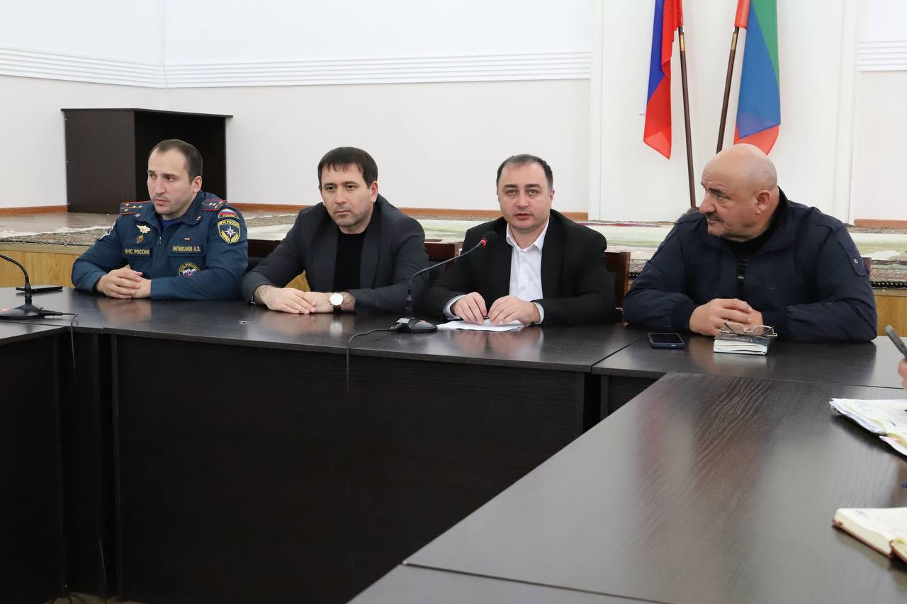Табасаранский район борется с последствиями ливневых дождей  Сегодня, 16 апреля, по поручению главы муниципалитета Магомеда Курбанова состоялось внеочередное заседание комиссии по предупреждению и ликвидации чрезвычайных ситуаций района, посвященное ликвидации последствий продолжающихся ливневых дождей.  Председательствующий на мероприятии заместитель главы района Ринат Мирзабалаев сообщил, что вследствие обильных осадков в ряде населенных пунктов района были зафиксированы оползни, создан оперативный штаб по ликвидации негативных последствий, отслеживающий ситуацию в режиме реального времени.  Подробнее о связанных с ливневыми дождями ситуации доложил директор ЕДДС района Надир Гаджиев. По его словам, зафиксирован ряд происшествий, в основном связанный с перекрытием дорожного полотна оползнями. На выезде из села Ерси сошедший оползень перекрыл трассу Мамедкала-Хучни, масса грунта оценивается примерно в 200 кубометров, в настоящее время дорога расчищена тяжелой техникой. В селе Верхний Ягдыг камнепадом также частично была перекрыта дорога в село, но его также оперативно очистили. На выезде из села Марага в сторону Дербента сошел сель, запрудивший дорогу Дербент-Хучни, грунт с проезжей части убран грейдером. В верхнем Табасаране большим оползнем, оцениваемым в сотни кубометров, перекрыта дорога в село Афна, туда в ходе проведения заседания отправили тяжелую технику.  По завершению заседания оперативная группа для визуального контроля ситуации направилась в село Афна, где наиболее проблемная ситуация. Оперативный штаб, в состав которого входят различные службы, продолжает держать руку на пульсе, поскольку при продолжении дождя и насыщении грунта влагой оползни могут продолжиться.