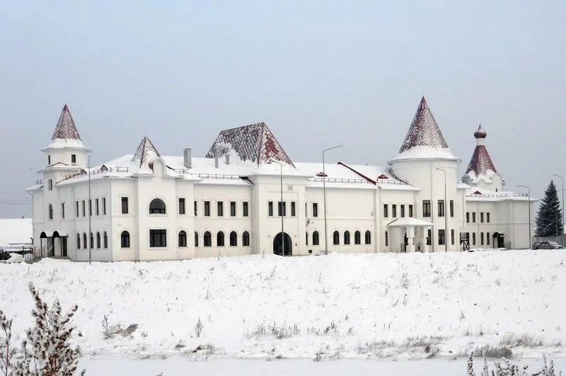 В Красноярске директора строительной компании обвинили в мошенничестве и обналичке Генеральному директору ООО ПромСтройИнвест заочно предъявлено обвинение в мошенничестве в крупном размере и неправомерном обороте средств платежей сообщили в СК По данным следствия в мае 2021 года между КГКУ Управление капитального строительства и ООО ПромСтройИнвест был заключен государственный контракт на строительство комплекса зданий культурно просветительского центра в Казачинском В ходе исполнения контракта представитель подрядчика предоставил заказчику заведомо недостоверные акты об исполнении обязательств при этом фактически работы были выполнены не в полном объёме На основании этих бумаг подрядчику были перечислены деньги Кроме того в период с января 2020 по август 2021 года директор ООО ПромСтройИнвест изготовил поддельные платежные поручения о перечислении аффилированной компании денежных средств с указанием несоответствующих действительности оснований перевода В результате из правомерного оборота было выведено более 74 6 млн рублей Фото газета Новая жизнь Тормозит Телеграм Читай Newslab в MAX