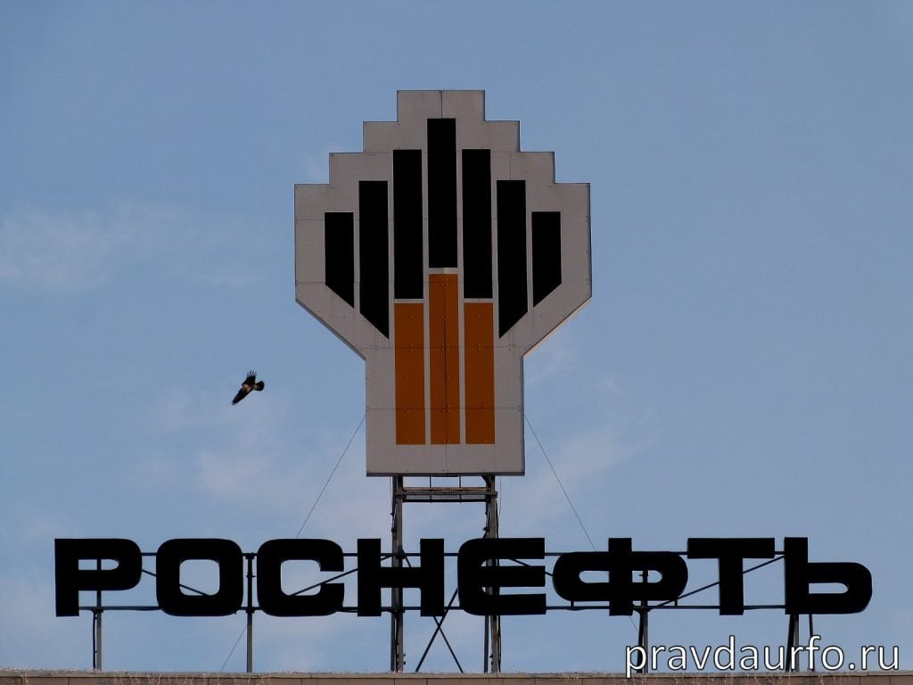 «Роснефть» наращивает давление на крупный бизнес Екатеринбурга на фоне конфликтов с ФНС и убытков Требованиями на сотни миллионов рублей в арбитражах ХМАО и Свердловской области обменялись ключевой добывающий актив «НК «Роснефть» из ХМАО – «РН-Юганскнефтегаз» – и уральский производитель пропантов «Ника-Петротэк» Екатеринбург Нефтяники в разбирательствах сослались на неустойку по контракту, производитель химических реагентов в параллельном споре заявил о крупной упущенной выгоде, а также необходимости компенсаций за невыборку товара в 2022-2024. Примечательно, что спор развернулся на фоне других крупных разбирательств. В частности, «Ника-Петротэк» столкнулась с требованиями ФНС на сотни миллионов рублей, показав по итогам прошлого года убыток. Отраслевики, в свою очередь, указывают и на другие противостояния, отмечая, что конфликт с «Роснефтью» может существенно сказаться на бизнесе. Подробнее на «Правде УрФО»