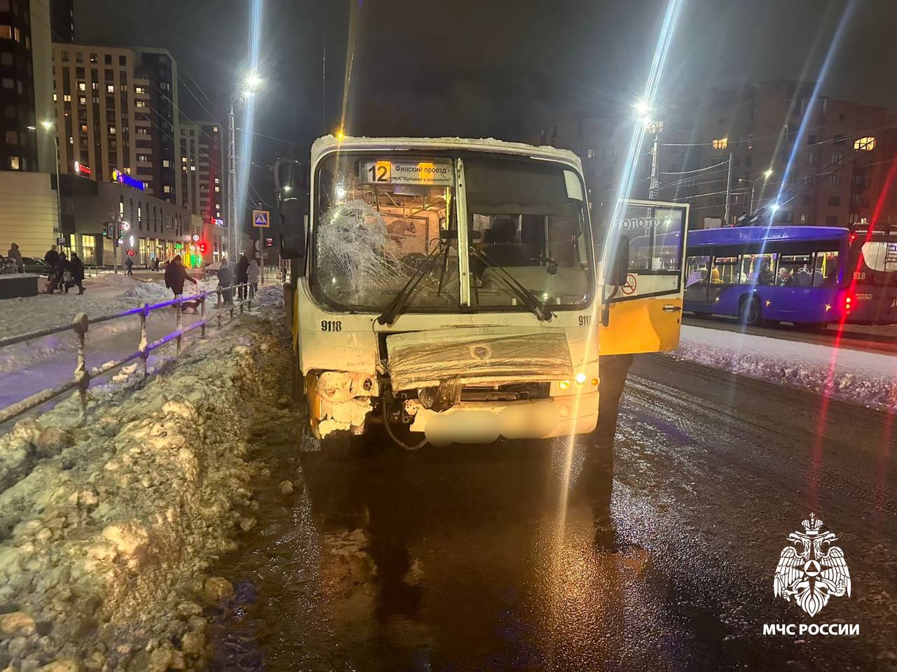 В 19:10 поступило сообщение о том,что в Петрозаводске на улице Чапаева, у дома 45 произошел наезд маршрутного автобуса на препятствие.    На месте от МЧС Республики Карелия работали :2 единицы техники и 6 человек.   В результате ДТП  пострадало двое детей, направлены в Детскую республиканскую больницу.      МЧС Республики Карелия