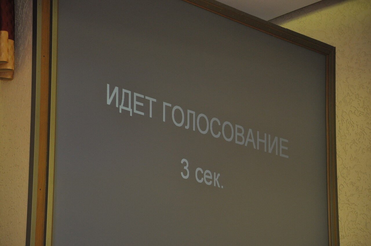 Ижевские депутаты не согласовали новый порядок избрания главы города 4 сентября на последней сессии депутаты 7 го созыва Городской думы Ижевска не смогли согласовать поправки в Устав города об изменении правил избрания мэра Сейчас мэров Ижевска избирают депутаты Гордумы из числа финалистов открытого кадрового конкурса По новым правилам Главу Ижевска предлагается избирать голосами депутатов Гордумы из кандидатов предложенных Главой Удмуртии Но новая инициатива не набрала необходимого количества голосов Депутат Альфред Зиннатуллин однако предложил не оставлять хвостов следующему созыву Гордумы и переголосовать за поправки но другой депутат Алексей Гарипов поставил точку в споре Оно голосование состоялось если оно вам не нравится как говорится это ваши ожидания Пойдемте дальше по повестке заявил Гарипов Подписывайся на Ижевский бизON Ижевск