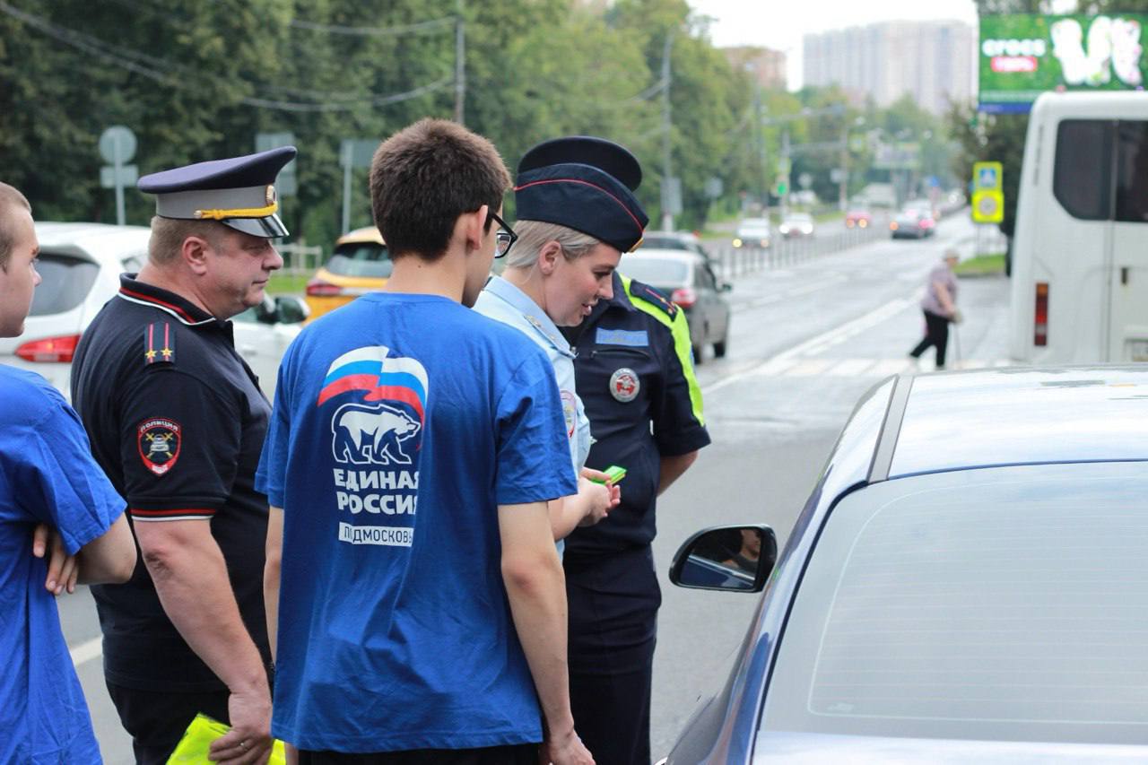 В Жуковском автоинспекторы и волонтеры помогают водителям в жару Жуковский, Московская область. В период жаркой погоды на дорогах г.о. Жуковский сотрудники Госавтоинспекции совместно с представителями молодежной общественной организации провели акцию по поддержке участников дорожного движения. Основная цель мероприятия – профилактика дорожно-транспортных происшествий, связанных с ухудшением самочувствия водителей из-за высоких температур. В ходе акции инспекторы и волонтеры раздавали водителям прохладную бутилированную воду. Они акцентировали внимание на том, что, перегрев организма и обезвоживание могут негативно влиять на концентрацию внимания и скорость реакции, значительно повышая риск возникновения аварийных ситуаций на дороге. Также автоинспекторы проводили профилактические беседы, напоминая водителям о неукоснительном соблюдении Правил дорожного движения. Они призывали соблюдать скоростной режим, быть предельно внимательными при проезде пешеходных переходов, всегда использовать ремни безопасности и категорически исключить управление транспортным средством в состоянии алкогольного опьянения. В завершение каждой беседы участникам акции вручались информационные памятки с важными советами по безопасному вождению. Для повышения видимости на дороге в темное время суток водители также получали световозвращающие жилетки и браслеты. Госавтоинспекция призывает всех участников дорожного движения быть максимально осторожными, заботиться о своем здоровье и строго соблюдать ПДД, чтобы обеспечить безопасность на дорогах.