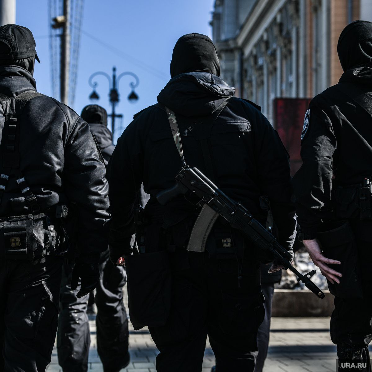 В Екатеринбурге проходят массовые задержания азербайджанцев. Среди них ищут убийцу В Екатеринбурге задержали около полусотни азербайджанцев и везут их в отдел Национального центрального бюро Интерпола ГУ МВД России по Свердловской области. Как сообщают очевидцы, силовики разыскивают убийцу. Речь идёт о преступлении 2001 года, где была замешана диаспора. Недавно дело подняли из архива и дали ему ход. По мнению общественников, диаспора могла 20 лет прикрывать убийцу. В СКР пока никак не прокомментировали происходящее. Царьград, в свою очередь, попытается выяснить ситуацию и подробно рассказать о том, что происходит в Екатеринбурге. Царьград.ТВ — Не боимся говорить правду Подпишись