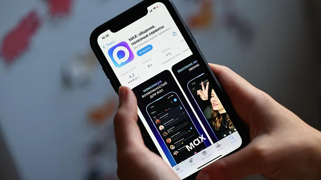 В России стало доступно заселение в гостиницу через платформу Макс Как сообщило Минцифры пользователям больше не нужно заполнять бумажную анкету и показывать бумажный паспорт достаточно предъявить цифровой ID Сотрудник отеля считает QR код подтвердит личность и данные автоматически заполнятся Сервис работает в пилотном режиме в двух десятках отелей Москвы Санкт Петербурга Сочи и Татарстана Он доступен совершеннолетним гражданам России в том числе с детьми В течение года функцию планируют запустить в нескольких тысячах гостиниц