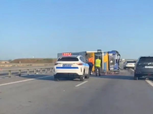 Фура с черешней перевернулась на трассе Ростов – Таганрог В результате ДТП весь груз фуры вывалился на проезжую часть.