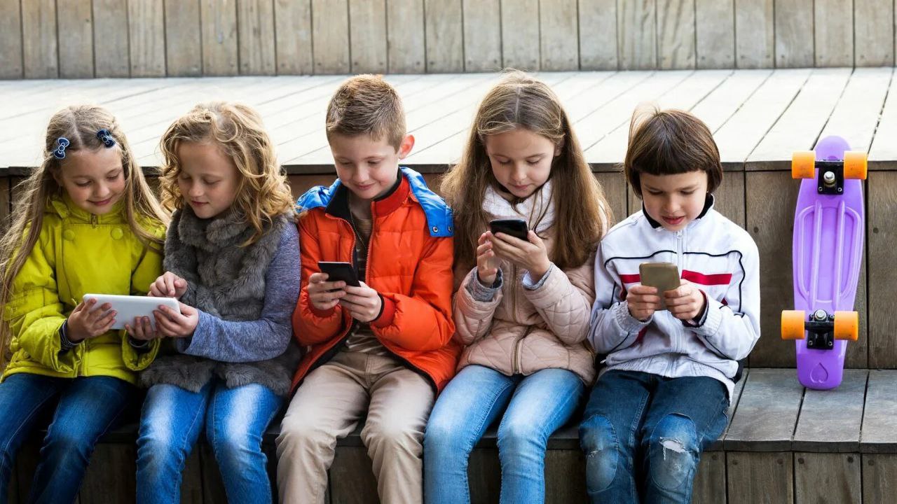 Власти Финляндии планируют запретить детям до 15 лет пользоваться соцсетями Премьер страны Петтери Орпо заявил что обеспокоен малоподвижным образом жизни подростков