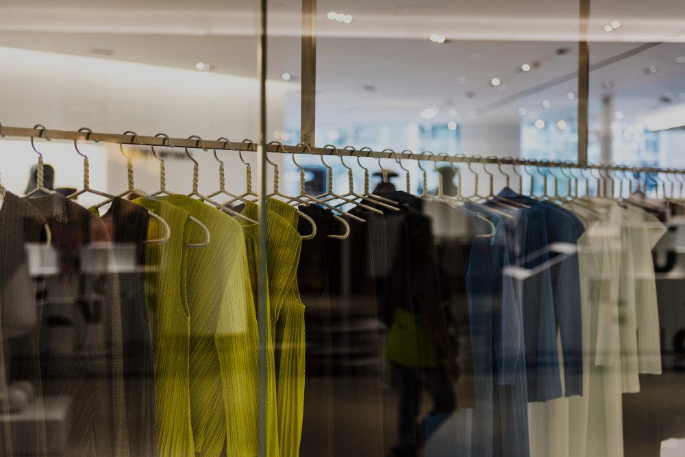 В российских торговых центрах массово закрываются магазины одежды и обуви По данным опроса Союза торговых центров площадь которую они занимают в 2025 году уменьшилась на 10 15 Многие привычные бренды либо полностью закрылись либо ушли в онлайн Главная причина снижение спроса В 2025 году россияне купили на 11 меньше одежды и обуви чем годом ранее Особенно упали офлайн покупки 17 в то время как онлайн продажи выросли на 9 Люди стали реже ходить по магазинам а средний чек вырос всего на 5 что примерно соответствует инфляции Из за этого многие сети не выдержали В 2025 году минимум 28 брендов свернули свой бизнес в офлайне Среди них известные сети Incity Deseo Etam Mudo полностью закрылись а также Yollo Face Code Cosareve в процессе закрытия Некоторые например I Am Studio ушли только в онлайн Освободившиеся площади в ТЦ активно перепрофилируют Теперь на месте бывших бутиков открываются точки с более стабильным трафиком Кафе рестораны и фудкорты Развлекательные и досуговые центры кино квесты детские площадки Сервисные услуги салоны красоты ремонт медцентры Эксперты считают что это долгосрочный тренд Крупные ТЦ по прежнему будут стараться привлекать fashion ритейлеров но их доля продолжит снижаться Часть торговых центров постепенно превратится в многофункциональные общественные пространства где шопинг станет не главной а лишь одной из многих функций Покупатели всё чаще выбирают онлайн и рынок подстраивается под новые привычки Как давно вы обновляли свой гардероб И где предпочитаете подбирать одежду Пишите в комментариях или отмечайтесь в опросе  Обратная связь  Подписаться  Подписаться в MАХ