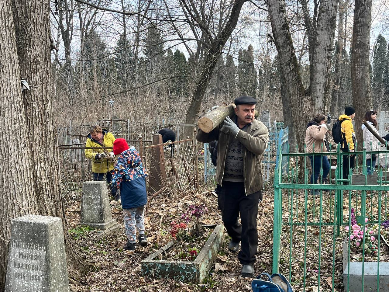 Куряне вышли на городские субботники  На территории общественных пространств в Сеймском, Железнодорожном и Центральном округах города сегодня вышли больше 9 тысяч курян. Участвуют как взрослые, так и дети.   Сотрудники горадминистрации, включая главу города Игоря Куцака, активно трудятся на Никитском кладбище: убирают мусор и листья, а также обрезают сухие ветки.   — Это наша обязанность. Всех горожан я твердо призываю принять участие в субботниках. Давайте вместе сделаем наш город чище, опрятнее и аккуратнее, — заявил мэр Курска.  Также курянам напомнили, что сотрудники городских округов и комитета ЖКХ готовы предоставить необходимый инвентарь для уборки общественных пространств и помочь в организации собранного мусора.  Сейм   Курская область