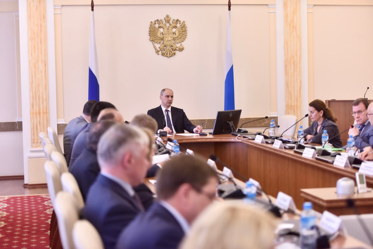 В Национальном рейтинге инвестиционного климата по итогам 2024 года Свердловская область улучшила свои позиции, но для того, чтобы претендовать на лидерство, нужны эффективные решения. В том числе и цифровые.  В регионе уже внедрены цифровые продукты, которые необходимо наполнить и актуализировать, чтобы они заработали на привлечение инвестиций.  Например, цифровая инвестиционная карта. Этот сервис помогает бизнесу находить подходящие земельные участки для реализации проектов. И чем больше и точнее данные, тем выше вероятность инвестирования. На текущую дату на карте размещена информация о 609 земельных участках и 245 объектах недвижимости, которые могут быть предоставлены бизнесу по всей области. И эти данные абсолютно точно не отражают всего спектра возможностей для бизнеса.  С картой интегрирована платформа «Инвесткомплекс», которая объединяет информационные системы и ресурсы всех ведомств региона. Инвесторы получают доступ к информации о возможных мерах господдержки и процедуре их получения.  Задача, которую сегодня поставил инвестиционному блоку правительства — активизировать работу по всем направлениям, обеспечить наполнение всех систем поддержки инвесторов актуальной информацией и выстроить работу с муниципалитетами.  Конечная цель — обеспечить устойчивый экономический рост.