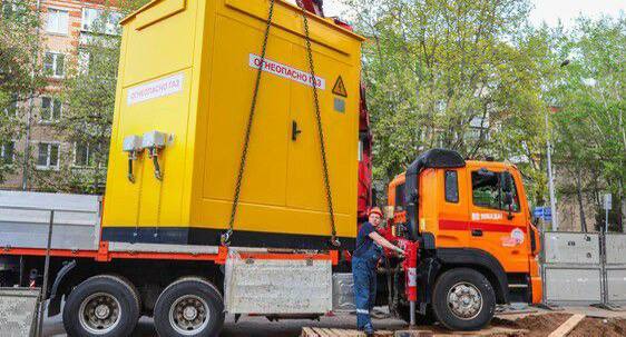 Модернизация крупного газорегуляторного пункта началась на юге Москвы Модернизация крупного газорегуляторного пункта ГРП "Чертаново кв. 6–2" стартовала на юге Москвы. Решение о модернизации было принято в связи с длительной работой газового оборудования. Проект предполагает замену устаревших установок на современные газорегуляторные пункты шкафного типа, производительность которых составляет почти 2,4 тысячи кубических метров в час.Ридус Работы проведут в сжатые сроки без отключения потребителей от газоснабжения.