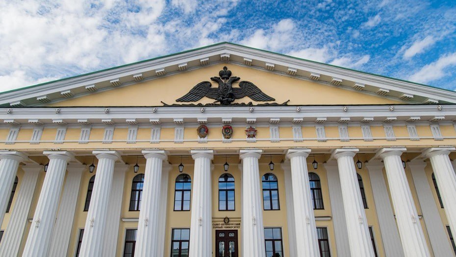 Новое высшее эксперимент в Горном оценил министр Горный университет стал лидером среди шести участников пилотного проекта совершенствования системы высшего образования поскольку стал принимать первокурсников уже по новой программе Министр науки и высшего образования Валерий Фальков также выделил проблему внутри проекта магистратуру указав что она не выполняет свою функцию и призвал вузы обращать внимание на качество абитуриентов а не на формальное заполнение бюджетных мест Полный переход всех российских вузов на новую систему запланирован на сентябрь 2026 года при этом студенты смогут завершить обучение по тем программам на которые поступали Сергей Ермохин ДП Подписаться на DP RU