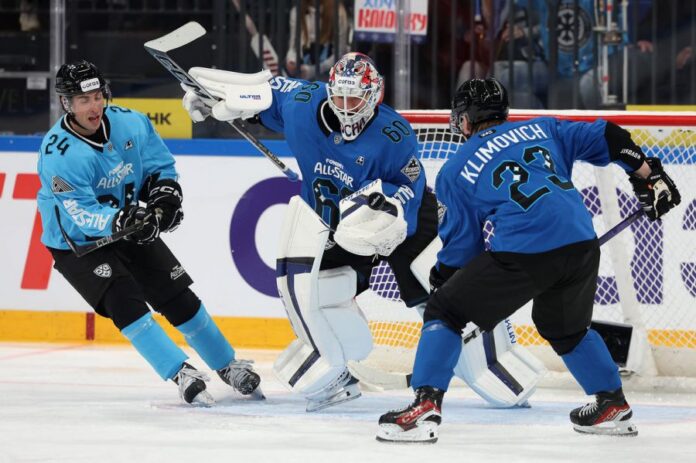 Свердловчане могут выбрать игроков на матч КХЛ Континентальная хоккейная лига запустила голосование болельщиков по выбору игроков в команды на Матч звезд КХЛ 2026 который состоится в Неделю звезд хоккея в Екатеринбурге 6 8 февраля Болельщики могут выбрать одного вратаря одного защитника и двух нападающих в каждую из четырех команд Голосование болельщиков продлится до 3 декабря на сайте мероприятия Областная газета