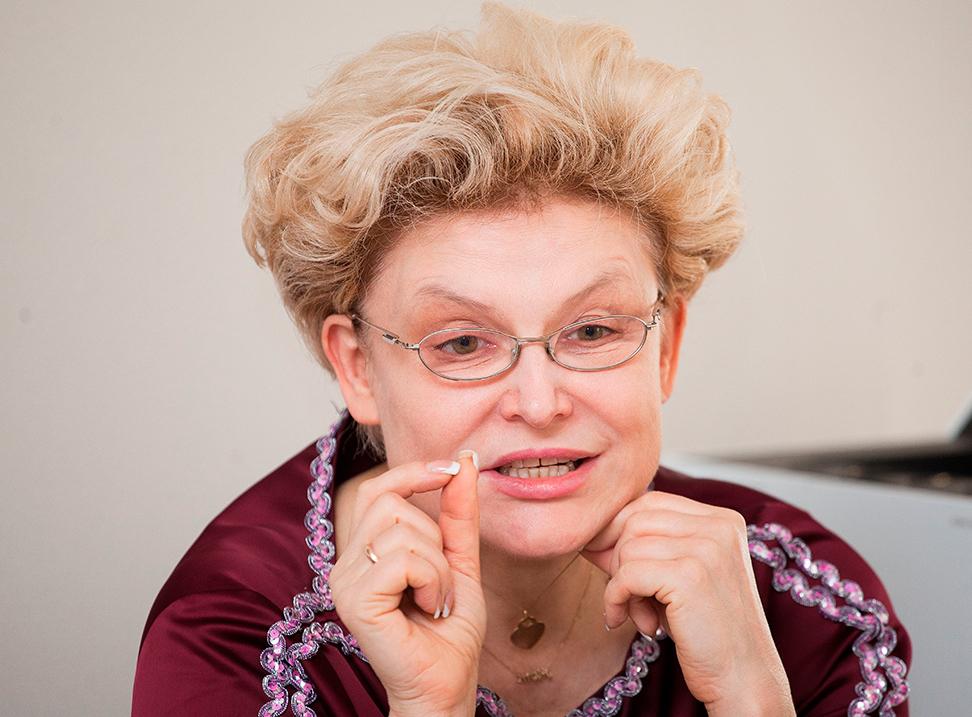 Елена Малышева призвала девушек рожать в возрасте 18 26 лет подчёркивая что откладывать материнство до 30 лет и позже нежелательно Природа диктует свои правила оптимальный возраст для рождения детей от 18 до 25 26 лет отметила телеведущая Она пояснила что после 30 лет у женщин снижается количество яйцеклеток что уменьшает вероятность успешной беременности Также Малышева добавила что у детей рождённых матерями старше 30 лет выше риск различных патологий Новости Дня