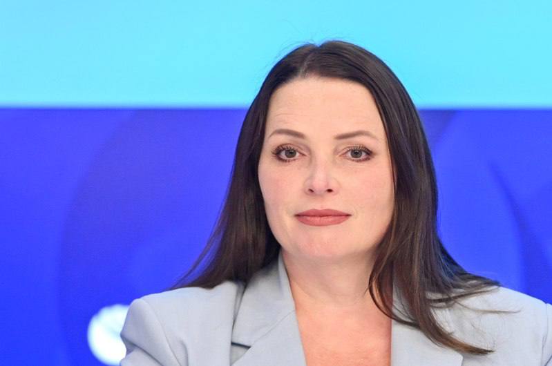 Совет ЕЖФ подвел итоги работы в первом полугодии 15 июля в МИА “Россия сегодня” прошла пресс-конференция "Итоги проектной деятельности Совета Евразийского женского форума в первом полугодии 2025 года". Участницы во главе с председателем Совета ЕЖФ Галиной Кареловой поделились итогами реализации проектов, рассказали о возможностях для развития женщин в меняющихся условиях, обсудили планы на будущее и новые проекты и акции Совета ЕЖФ. По мнению экспертов, основная задача российских женщин — совместить успех в карьере с семейным счастьем. Но для этого нужно создать все условия. Среди них: Здоровьесберегающая среда; Право на образование; Возможность реализовать свои проекты; Комфортные условия для ведения бизнеса; Создание сообществ и поддержка международных связей. Сохранение здорового общества, обеспечение технологического суверенитета и продовольственной безопасности страны, создание условий, позволяющих совмещать женщинам семью и карьеру — направления проектов Совета ЕЖФ, ставшие для него основными в первом полугодии 2025 года, — заявила председатель Совета ЕЖФ Галина Карелова. Подробнее о новых проектах и целях — на сайте Совета ЕЖФ. #событияЕЖФ