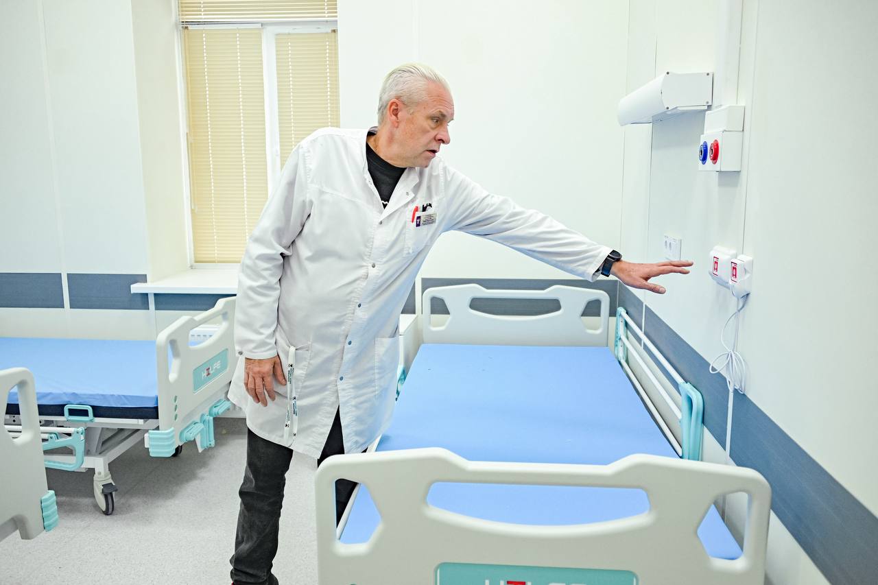 В Севастополе завершен капитальный ремонт урологического отделения больницы имени Пирогова Капремонт был сложным здание состоит из нескольких частей возведённых в разные годы с использованием разных материалов Специалистам пришлось усиливать проёмы заменять перекрытия полностью обновлять инженерные сети канализацию водоснабжение центральное отопление с бойлерами системы медицинских газов с криогенной площадкой для хранения кислорода и закиси азота сообщил губернатор Михаил Развожаев Отделение оснастили современной вентиляцией и кондиционированием включая ламинарные потоки в операционных что повысит уровень стерильности и снизит риск послеоперационных осложнений Для безопасности внедрены пожарная сигнализация с автоматическим тушением система видеонаблюдения и контроль доступа по электронным картам Южная служба новостей