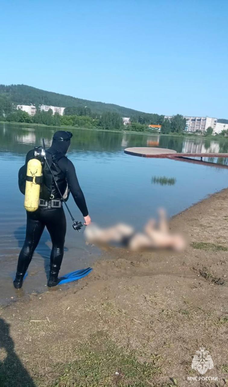 Пьяный мужчина утонул в пруду в Башкирии В Учалах утонул 44-летний мужчина, который был пьян, сообщает МЧС региона. Несчастный случай произошел вечером 7 июня. Спасателям позвонил местный житель, который сообщил, что его друг после употребления алкоголя пошел купаться. Уже погибшего пловца извлекли водолазы-добровольцы. Тело обнаружили в 20 метрах от берега, на глубине 2,5 метра. В МЧС подчеркнули, что на берегу имеется множество аншлагов о запрете купания.