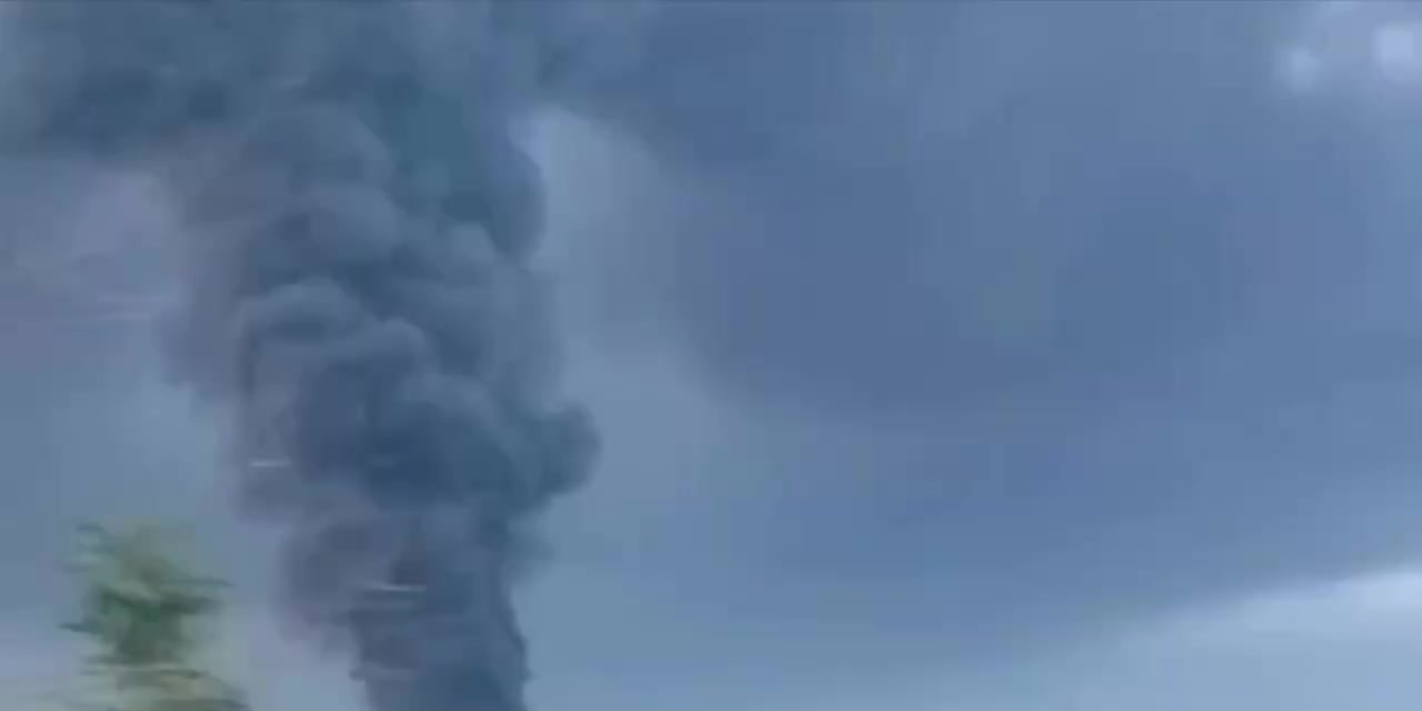 Пожар на нефтебазе в Энгельсе продолжается после атаки БПЛА, Роспотребнадзор сообщает о норме воздуха