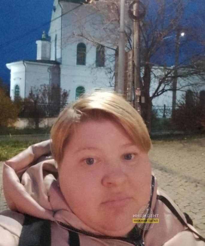 На Урале девушка села в такси и пропала. Ее не видели уже два дня.  31-летнюю Анастасию Сурнину ищут ее родственники и многочисленные друзья. Известно, что примерно в час дня 9 декабря Анастасия вызвала такси из Алапаевска в Нижний Тагил.   — С тех самых пор ее больше никто не видел. На связь не выходит. Пожалуйста, помогите! Мы все очень переживаем. Пожалуйста, если видели, свяжитесь с нами! — пишут близкие девушки.  Рост Анастасии — 156 сантиметров, у нее полное телосложение, светлые волосы и голубые глаза. Стрижка — короткая. Она пропала в бежевой куртке, белой шапке и черных джинсах.  Всех, кто что-то знает, просят звонить в полицию по телефонам +7 343 463-42-25, 112 или 102.  Источник: Инцидент Нижний Тагил