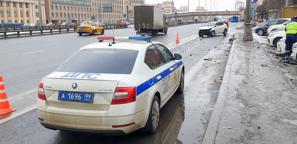 Двое полицейских пострадали в результате аварии в Москве  В дорожно-транспортном происшествии в российской столице, в котором участвовал автомобиль ДПС ГИБДД, пострадали два сотрудника полиции. Об этом сообщает ТАСС, ссылаясь на информацию от пресс-службы Главного управления Министерства внутренних дел России по городу Москве.  Как утверждается в сообщении, два сотрудника полиции находились в служебном автомобиле. Примерно в 10:45, на улице Череповецкой, автомобиль полиции столкнулся с…