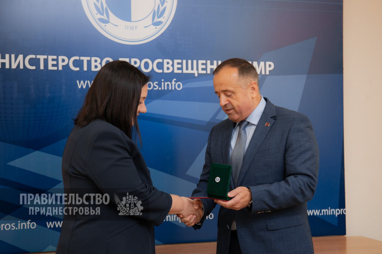 Премьер вручил Орден Екатерины Великой министру просвещения Председатель Правительства Александр Розенберг поздравил министра просвещения Светлану Иванишину с юбилеем и вручил ей Орден Екатерины Великой. Награда присуждена за выдающийся вклад в миротворческую, гуманитарную и благотворительную деятельность, а также за сохранение культурного наследия республики. Указ о награждении подписан Президентом. «Правительство очень ценит Ваш труд. Вы сегодня возглавляете такое непростое министерство – Министерство просвещения. В этой сфере должно быть четко, стабильно, системно и понятно. И у вас это получается делать. Я очень благодарен Вам за Ваш труд», - подчеркнул Премьер Александр Розенберг. Сегодня под руководством Светланы Иванишиной в республике реализуются масштабные инициативы - от модернизации школьной инфраструктуры до повышения качества преподавания и поддержки педагогов. Пресс-служба Правительства