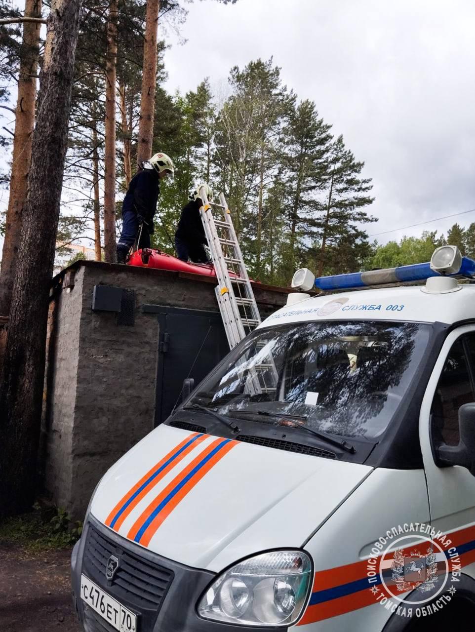 К спасателям поступило сообщение о том, что подросток не может самостоятельно спуститься с крыши гаража из-за травм. На месте происшествия выяснилось, что у пострадавшего сломана правая нога, а также подозрение на перелом левой. Спасатели Томской областной поисково-спасательной службы ПСО «Центральный» при помощи лестницы, альпинистского снаряжения, а также ковшовых и рулонных носилок спустили пострадавшего с крыши и передали его сотрудникам скорой медицинской помощи. Подписаться Прислать нам новость