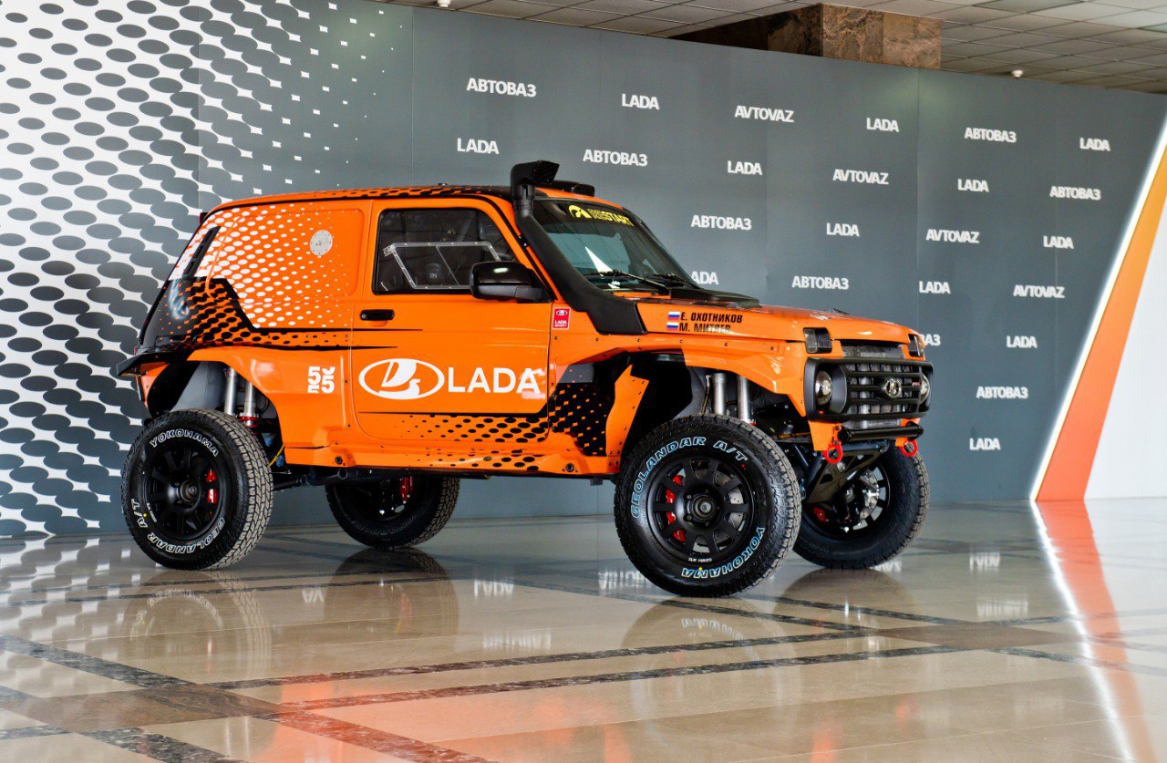 Турбо-Нива для Шелкового пути Команда LADA Sport Авто Финанс представила сегодня Ниву Sport Turbo, подготовленную для участия в международном ралли Шелковый путь. Автомобиль оснащен 1,6-литровым турбомотором 280 л.с., 340 Нм , созданным на базе мотора Весты 1.6T кольцевого класса Супер-Продакшн. Новая 6-ступенчатая секвентальная коробка передач и блокируемый межосевой дифференциал обеспечивают максимальную тягу в условиях бездорожья. Независимая подвеска спереди и сзади – с двойными амортизаторами. Колесная база увеличена до 2550 мм, колея расширена до 1680 мм , клиренс – 350 мм. Четырехпоршневые суппорты, тормозные диски диаметром 302 мм, поворотные кулаки из кованного алюминия. В этом году на старт выйдут два автомобиля Лада Нива Sport Turbo. За рулем первого — победители прошлогоднего марафона Дмитрий Воронов и Кирилл Еникеев, второй автомобиль поведут Михаил Митяев и Егор Охотников.