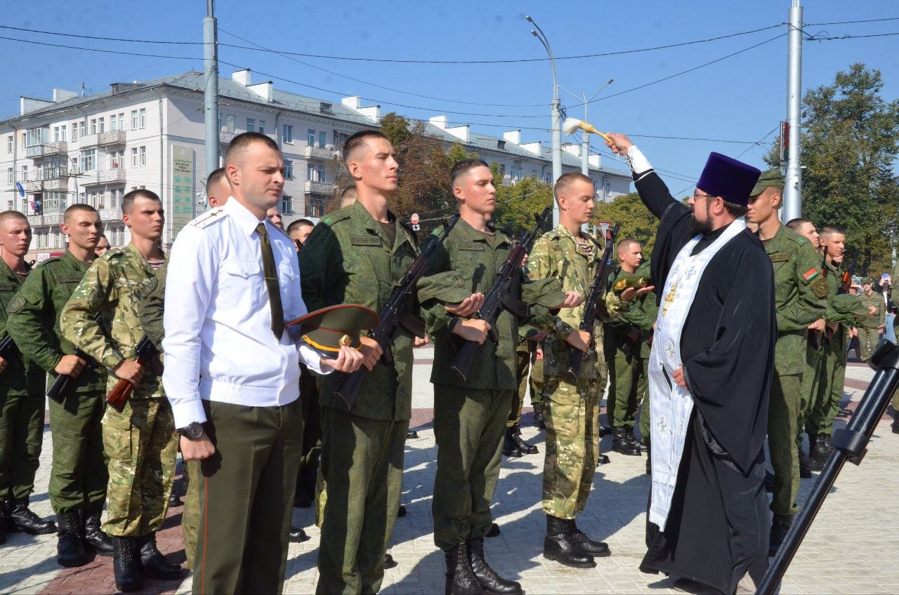 Курсанты военно-транспортного факультета БелГУТа приняли Военную присягу   Слова клятвы на верность Родине 52 курсанта произнесли на площади Восстания областного центра, у памятника воинам-освободителям.  С важным и ответственным событием в жизни курсантов поздравил начальник департамента транспортного обеспечения Министерства обороны Юрий Шаплавский, подчеркнув важность защиты независимости Беларуси в нынешней напряженной обстановке.  ПОДПИСАТЬСЯ   ПРИСЛАТЬ НОВОСТЬ