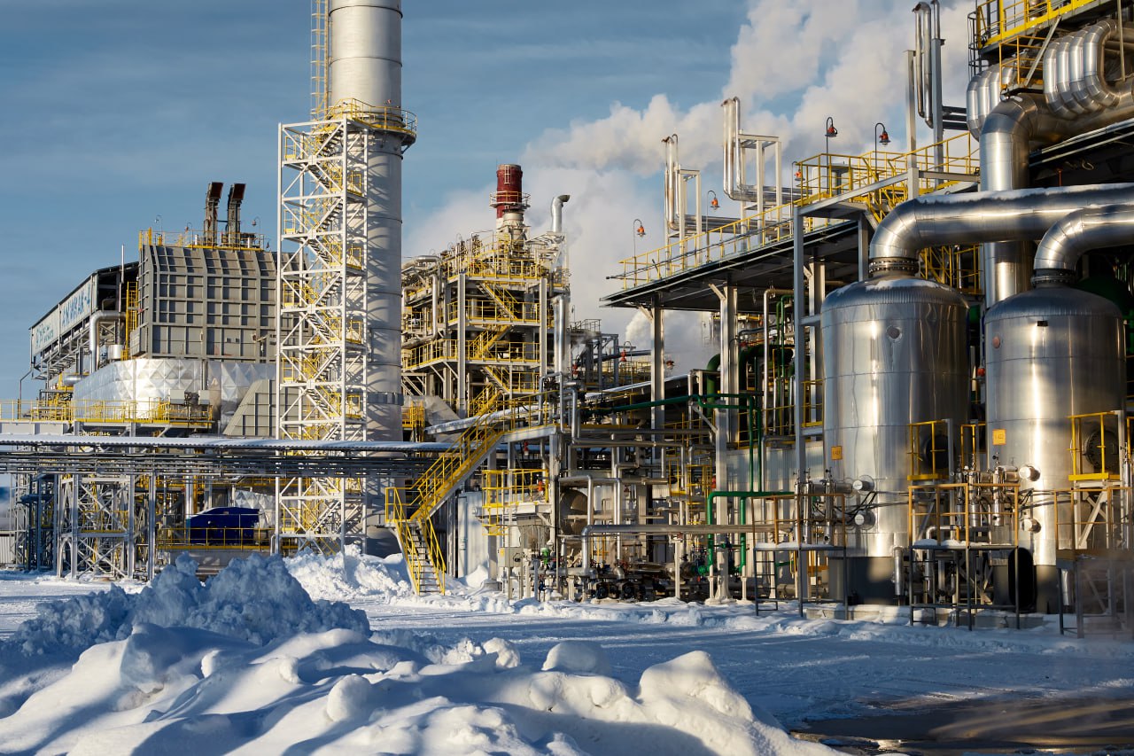 Акрон в 2025 году нарастил выпуск продукции до 9 млн т Группа Акрон по итогам 2025 г увеличила консолидированный выпуск основной товарной продукции на 7 1 до 8 983 млн т Основным драйвером роста производства стало завершение реконструкции агрегата Аммиак 3 в Великом Новгороде следует из сообщения компании  Общий объем производства минеральных удобрений вырос на 4 8 до 6 961 млн т Основной прирост обеспечили азотные удобрения 7 3 до 4 551 млн т в частности жидкое удобрение КАС карбамидно аммиачная смесь выпуск которого увеличился в 1 7 раза до 1 4 млн т Производство сложных удобрений осталось стабильным на уровне около 2 4 млн т  Наиболее динамичный рост показала группа промышленных продуктов на 16 3 до 1 578 млн т Это стало результатом успешной реконструкции агрегата Аммиак 3 в Великом Новгороде мощность которого увеличилась на 200 000 т в год Выпуск продукции неорганической химии вырос на 20 до 1 365 млн т Группа Акрон Telegram Max