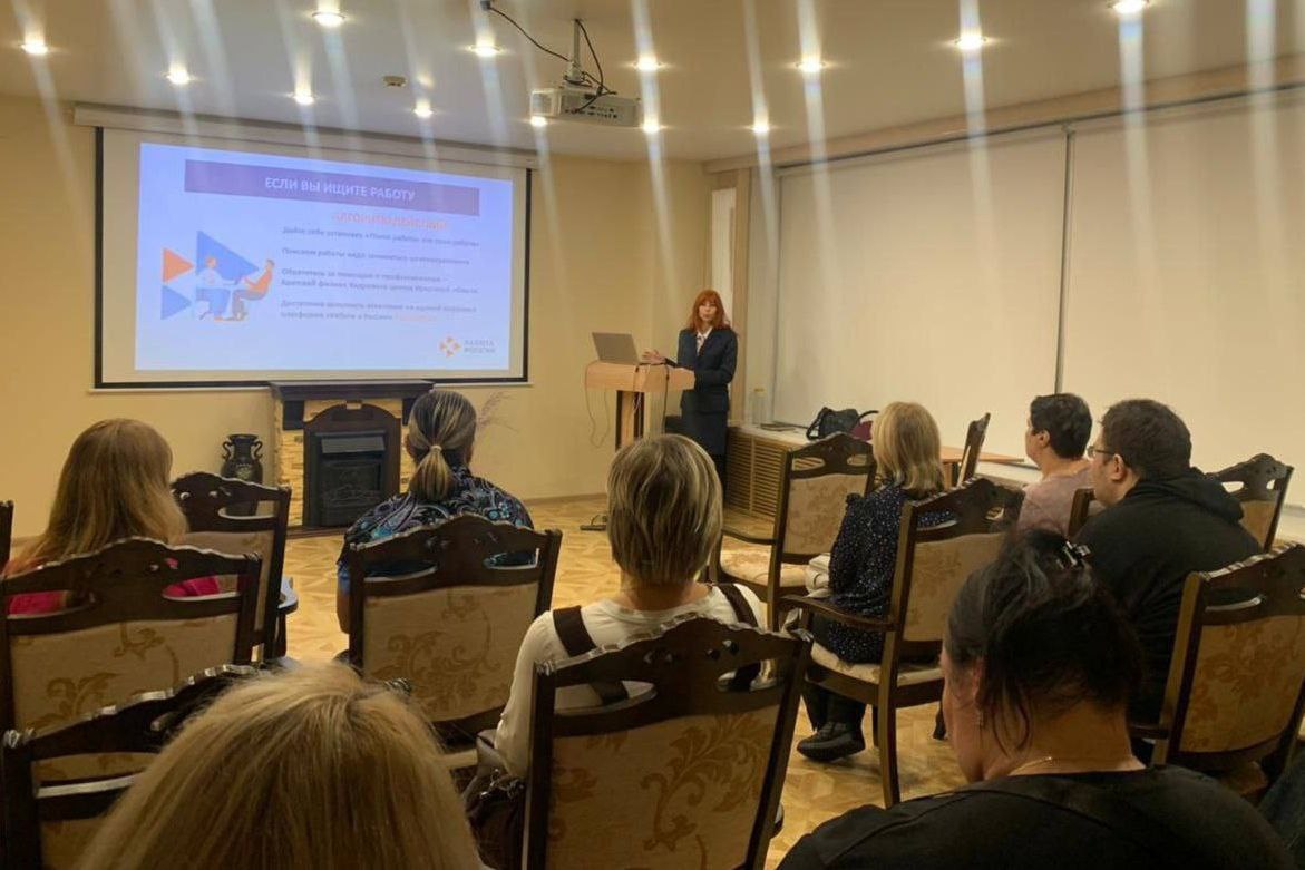 Образовательные организации Иркутской области могут принять участие в профобучении граждан по нацпроекту Кадры Кадровый центр Иркутской области приглашает образовательные организации региона к участию в предварительном квалификационном отборе для профобучения отдельных категорий граждан по нацпроекту Кадры Отбор среди колледжей техникумов и вузов реализующих программы профессионального обучения и допобразования проводит Томский госуниверситет Заявки принимаются с 4 по 6 февраля 2026 года на сайте http fedproject tsu ru otbor Обучение будет организовано по востребованным на рынке труда профессиям 186 направлений для ветеранов СВО 213 Старт курсов в марте Министр труда и занятости Кирилл Клоков отметил что в 2025 году в Приангарье бесплатно обучились по 80 программам более 2 6 тыс человек уровень трудоустройства после обучения составил 70 Подробности и адреса филиалов Кадрового центра Работа России на сайте регионального минтруда Контакт центр 8 800 200 19 91 рабочие дни 8 00 17 00 Подписывайтесь на Правительство Иркутской области в МАХ