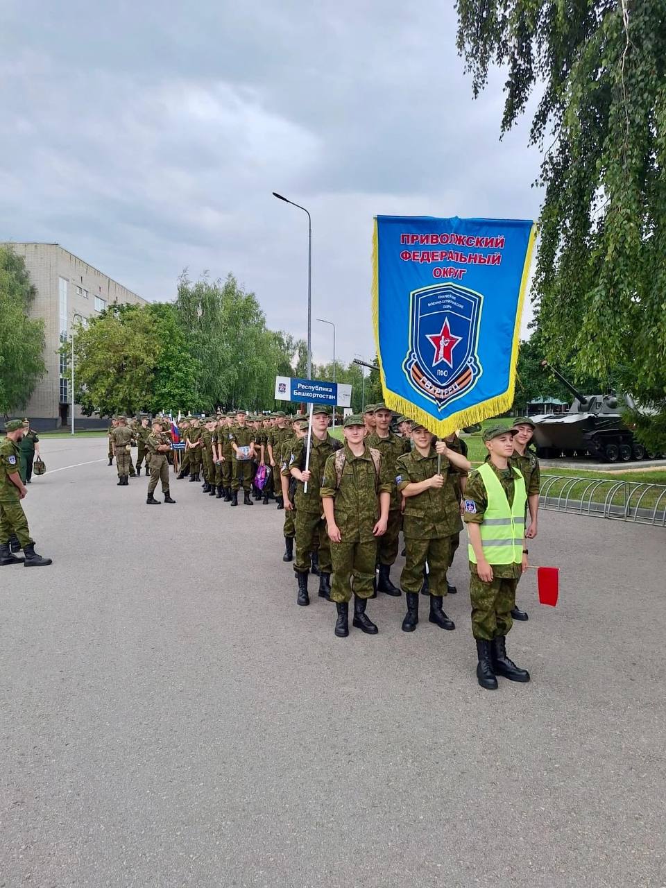 Команда Республики Башкортостан принимает участие в соревнованиях "Гвардеец"  В Пензе стартовали юнармейские военно-патриотические сборы ПФО «Гвардеец». Торжественная церемония открытия состоялась 1 августа в центре города – на площади Ленина.    В этом году участие в сборах принимают 360 юношей из 14 регионов Приволжского федерального округа, а также Запорожской области, Донецкой и Луганской Народных Республик. Впервые к ним присоединилась  команда из Республики Беларусь.    Команда из Башкортостана будет соревноваться в составе 1 взвода. Соревнования будут проходить в течение месяца, где ребятам предстоит показать свою спортивную подготовку, знания воинских уставов и творческие способности.    Проект реализуется при поддержке полномочного представителя Президента России в Приволжском федеральном округе Игоря Комарова, Губернатора Олега Мельниченко и Правительства Пензенской области.