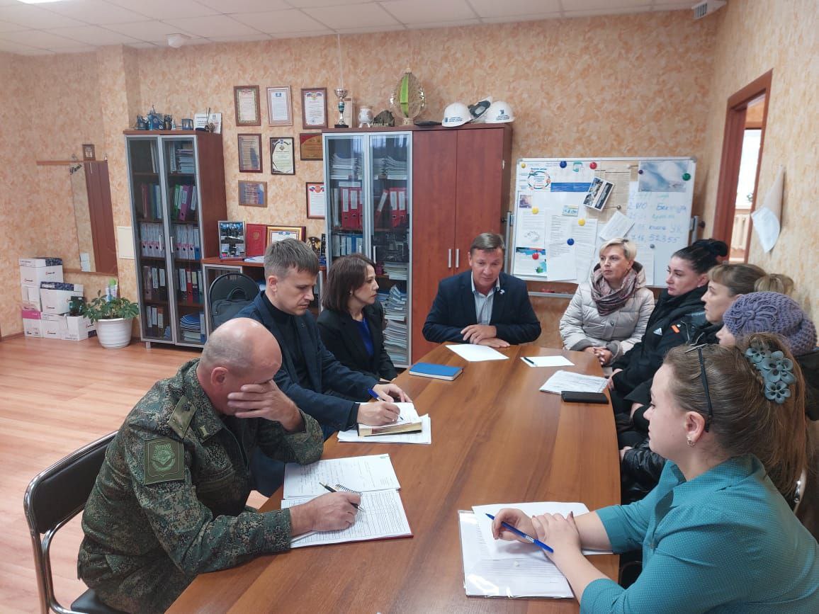 Провели встречи в Ленинском и Томмоте с родственниками военнослужащих - участников специальной военной операции.   Рассказали о создании районного отделения Комитета семей воинов Отечества. От каждого поселения в состав комитета планируется включить активистов. Координатор КСВО Надежда Геннадьевна Селютина ответила на вопросы, присутствующие активно интересовались функциями новой структуры.  Начальник Управления социальной защиты населения и труда по Алданскому району Вадим Владимирович Мазурок рассказал о новых мерах социальной поддержки. Также обсудили различные вопросы, с которыми обратились члены семей наших бойцов.