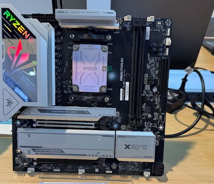 Minisforum представила настольную плату BD995M X3D с распаянным мобильным AMD Ryzen 9 9955HX3D На CES 2026 компания Minisforum продемонстрировала необычную материнскую плату Minisforum BD995M X3D формата micro ATX с мобильным процессором Ryzen 9 9955HX3D со встроенной графикой Radeon 610M и чипсетом X870 объединив мобильную вычислительную платформу и настольную платформу AM5