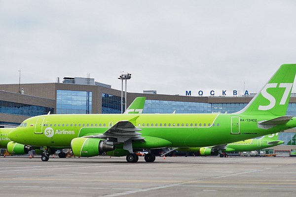 S7 Airlines увеличит частоту полетов между Москвой и Новокузнецком Авиакомпания S7 Airlines c 22 ноября увеличивает количество рейсов по направлению Москва Новокузнецк до семи рейсов в неделю Об этом сообщает AVIA RU со ссылкой на данные авиаперевозчика Теперь самолеты будут вылетать ежедневно из Домодедово в 23 25 и приземляться в аэропорту Новокузнецка в 07 55 по местному времени Рейсы будут выполняться на самолетах семейства Airbus A320 Как отмечают в авиакомпании увеличенная частота позволит пассажирам с максимальным комфортом планировать поездки в южную столицу Кузбасса и на один из главных горнолыжных курортов России Шерегеш Теперь у гостей будет больше возможностей для выбора удобного дня вылета и построения гибких маршрутов aviaru net n290112