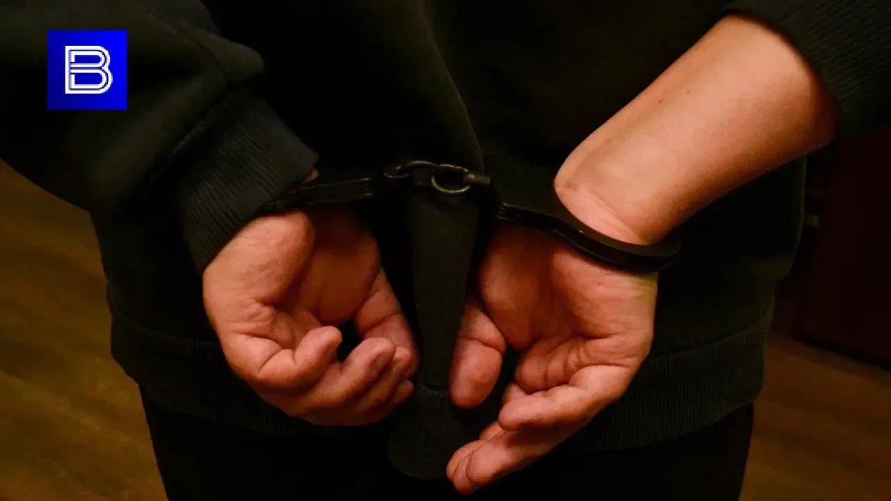 Вести Мурман   В Мурманске задержали 43-летнего неработающего местного жителя, подозреваемого в совершении серии краж из сетевого магазина  Как сообщили в региональном Управлении МВД России, после поступившего от представителя торговой сети заявления оперативники провели оперативно-розыскные мероприятия.  Как оказалось, задержанный был ранее судим за кражу и разбой. Он подозревается в совершении пяти аналогичных преступлений, общий ущерб от которых составил свыше 35 тысяч рублей. В отношении северянина возбудили уголовные дела по части 1 статьи 158  кража  УК РФ.    Подпишись — Вести... подробнее на канале: Вести Мурман @